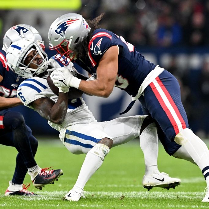 New England Patriot Jahlani Tavai wirft Isaiah McKenzie von den Indianapolis Colts zu Boden am 10. Spieltag der NFL, am 12.11.2023. (Symbolbild)
