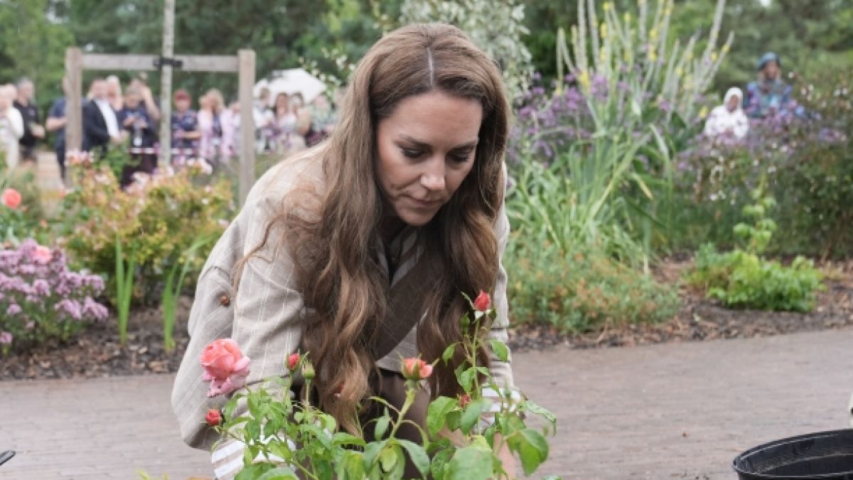 Ein neues Video von Prinzessin Kate sorgt für Wirbel. Die Inszenierung erinnert doch sehr an Herzogin Meghan Markle. (Foto)