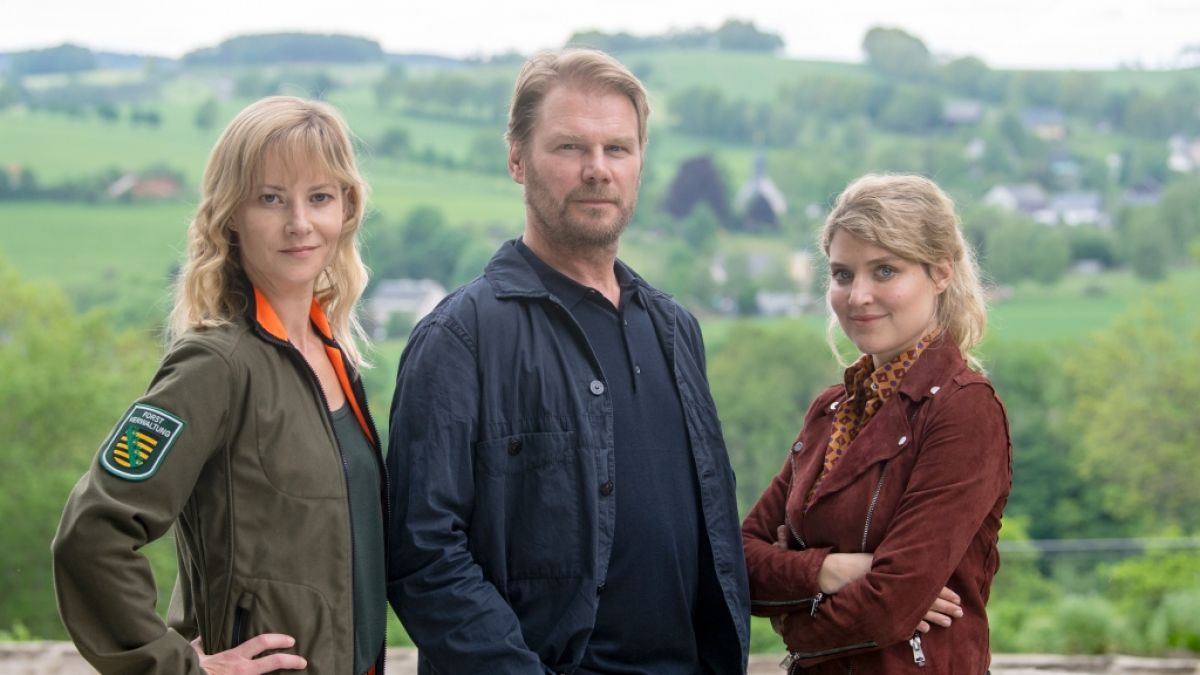 Teresa Weißbach (l-r), Kai Scheve und Lara Mandoki stehen während einer Drehpause am "Ergebirgskrimi"-Set. (Foto)