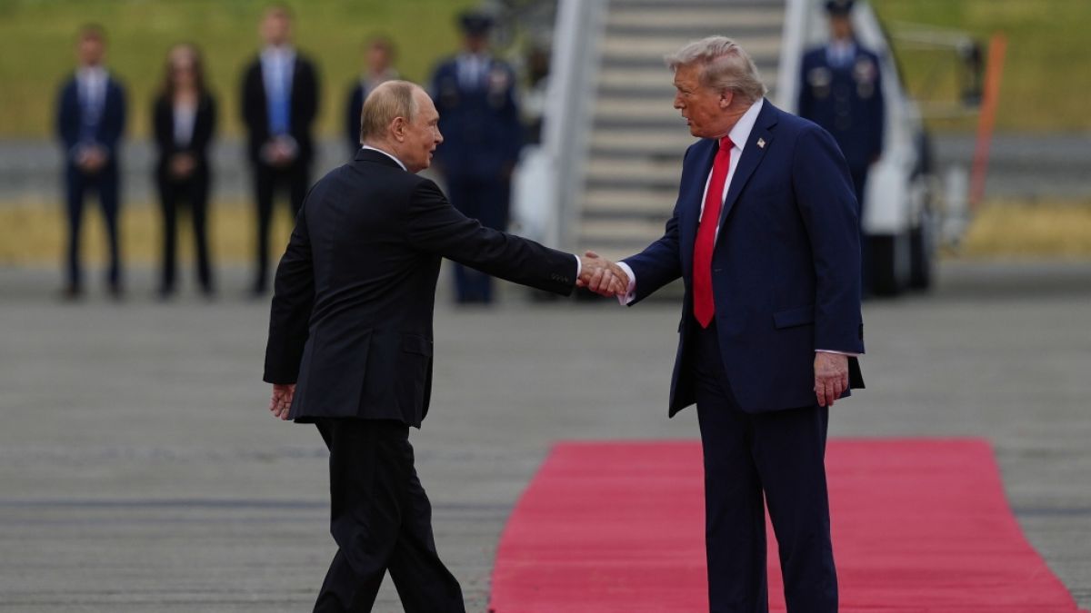 Wladimir Putin und Donald Trump trafen beim Alaska-Gipfel zunächst auf der Militärbasis Elmendorf-Richardson aufeinander. (Foto)