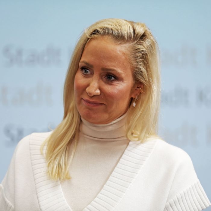 Hier zeigt die Schauspielerin im Badeanzug ungeahnte Talente