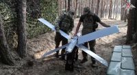 Russische Soldaten bereiten eine Lancet-Drohne vor. In der Ostukraine sollen sich die Putin-Truppen auf tödliche Propaganda-Missionen begeben.