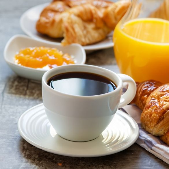 Um welche Uhrzeit macht Kaffee besonders wach und glücklich?