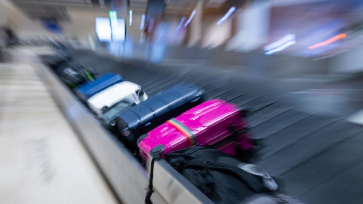 Langes Warten auf das Gepäck am Flughafen hat mit diesen zwei Tipps ein Ende. (Foto)
