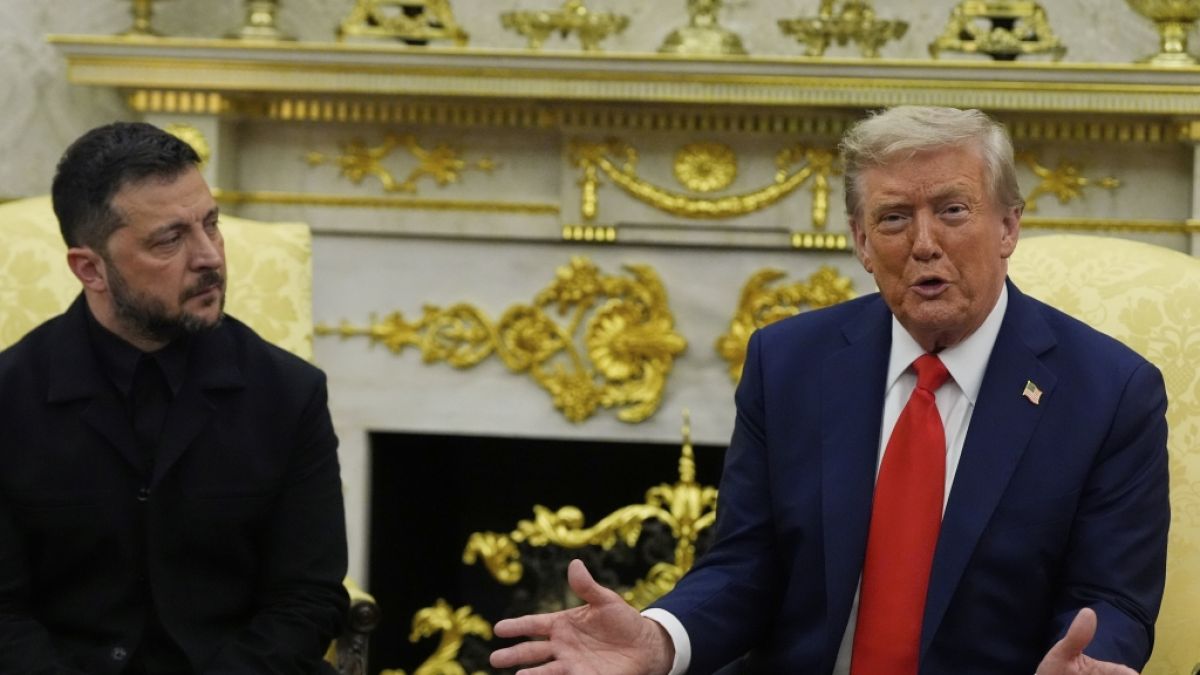 Donald Trump (r.) präsentierte dem ukrainischen Präsidenten Wolodymyr Selenskyj am Montag im Weißen Haus stolz seine Merchandise-Mützen. (Foto)