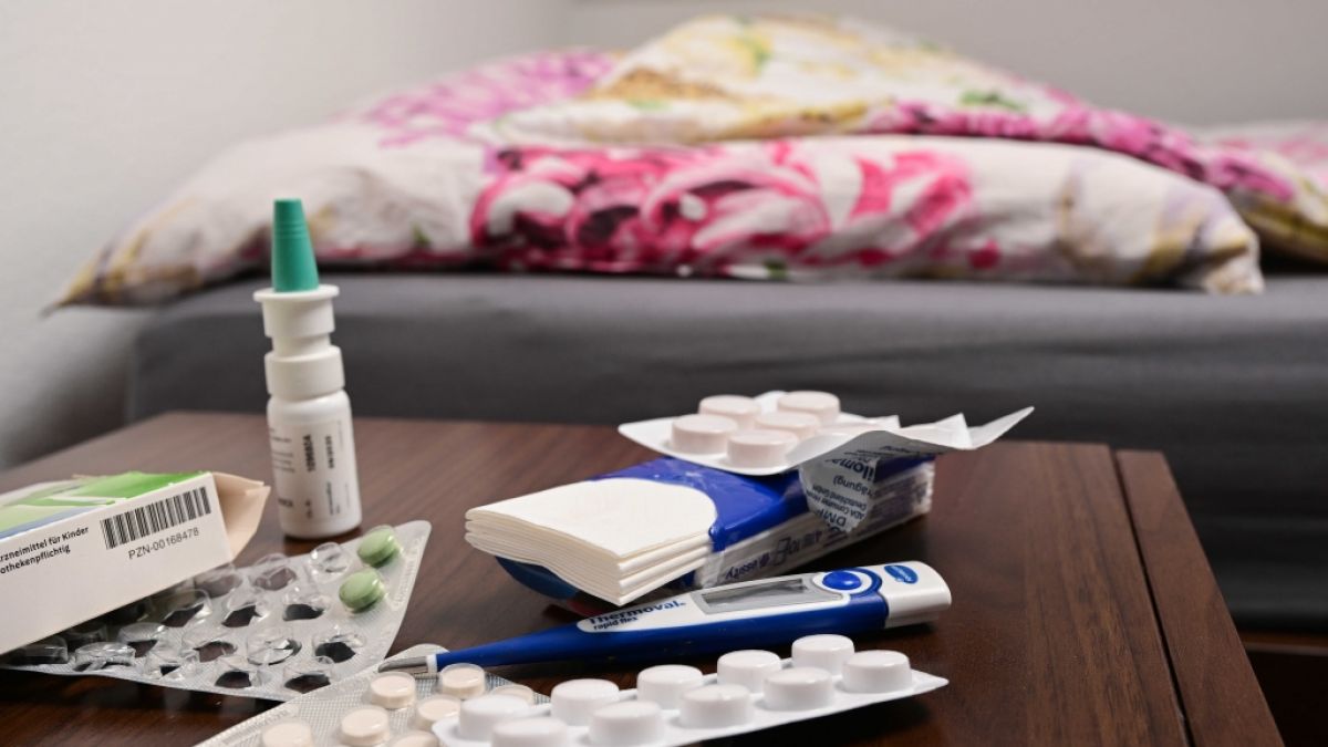 Medikamente auf einem Nachttisch. (Symbolbild) (Foto)