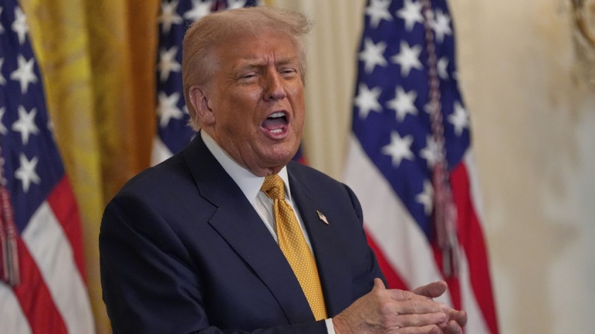 Donald Trump poltert für sein Leben gern lautstark drauflos - wahlweise vor Pressemikrofonen oder auf seiner Social-Media-Plattform "Truth Social". (Foto)