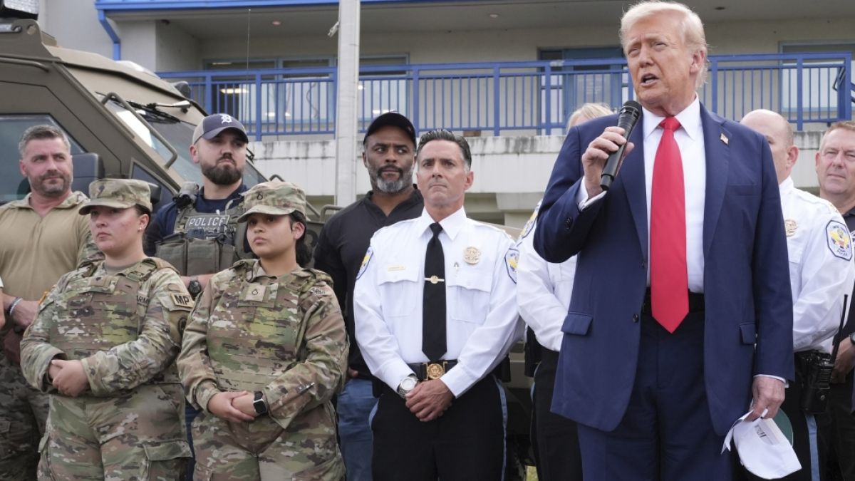 Bei seinem Treffen mit Angehörigen der Strafverfolgungsbehörden und Soldaten der Nationalgarde in Washington verfiel Donald Trump plötzlich in eine bizarre Lobeshymne auf sich selbst als Rasen-Fachmann. (Foto)