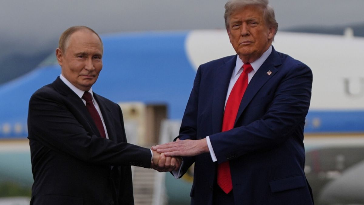 Donald Trump und Wladimir Putin nutzten bei ihrem Gipfeltreffen in Alaska jede Möglichkeit, sich vor dem Kameras der Weltpresse in Szene zu setzen. (Foto)