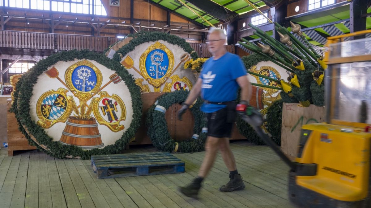 Der Aufbau für das Münchner Oktoberfest hat begonnen. Auf der Wiesn gibt es in diesem Jahr ein paar Änderungen. (Foto)