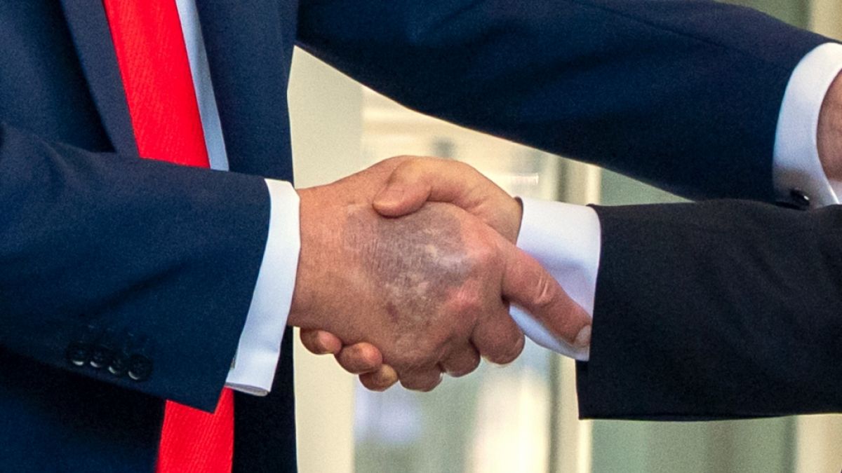 Donald Trump schüttelt dem südkoreanischen Präsidenten Lee die Hand. (Foto)