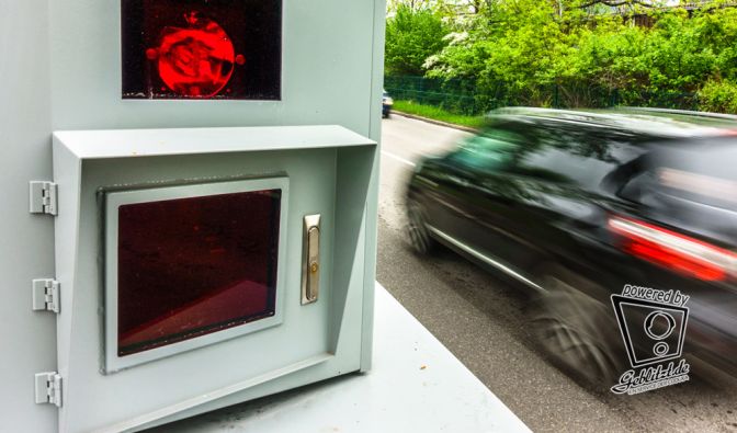 Eine Variante von mobilen oder teilstationären Blitzgeräten ist dieser gut gesicherte Radarkasten. (Symbolbild)