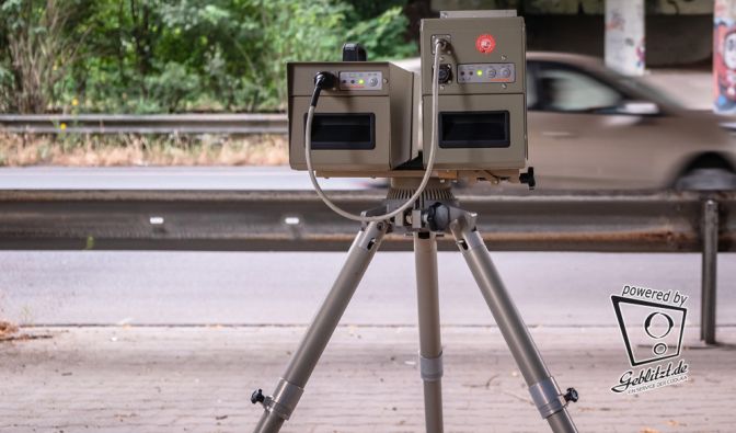 Mobile Blitzgeräte wie dieses kleine Dreibein lauern täglich im ganzen Bundesgebiet auf Raser. (Symbolbild)