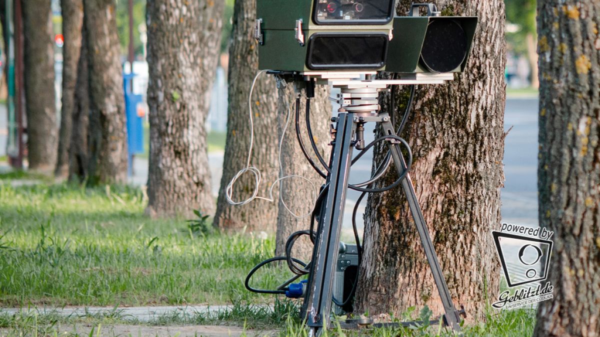 Ein kurzes rotes Licht vom Straßenrand und es ist passiert: Fährt man mit überhöhter Geschwindigkeit, ist die Gefahr hoch, in eine Radarfalle zu tappen. (Symbolbild) (Foto)