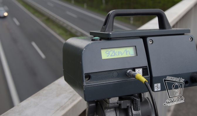 Unachtsamkeiten im Straßenverkehr können hohe Strafen zur Folge haben, denn mobile Blitzer lauern überall. (Symbolbild)