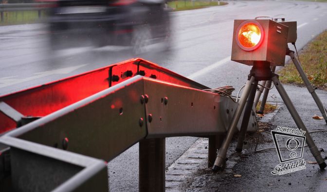 Halten Sie sich stets an die Geschwindigkeitsvorschriften, um einen roten Blitz vom Straßenrand zu vermeiden. (Symbolbild)