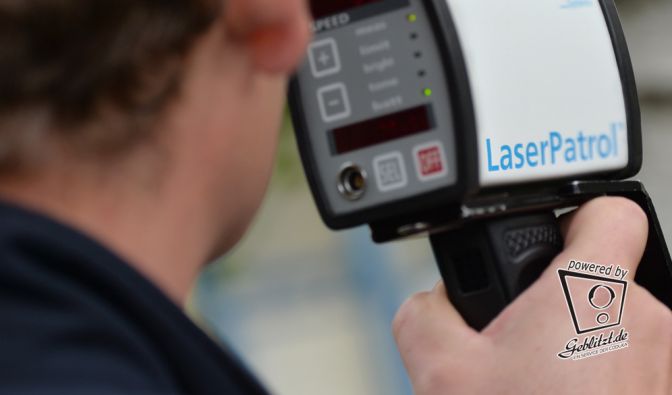 Ob Anhänger, Stativgerät oder Laserpistole - überall können mobile Radarfallen lauern. Fahren Sie stets mit angepasstem Tempo. (Symbolbild)