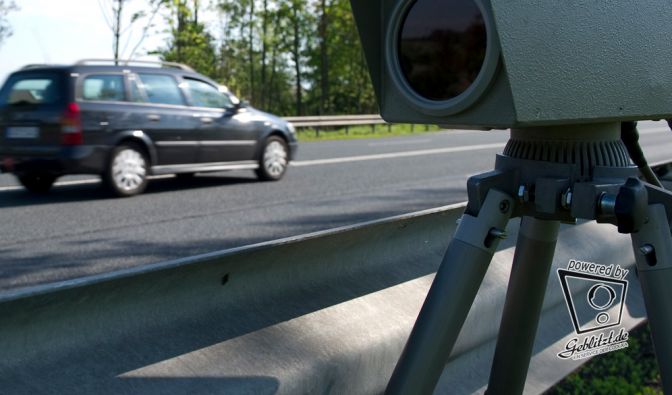 Ein Blitzerfoto kann teuer werden. Vermeiden Sie Unachtsamkeiten im Straßenverkehr und achten immer auf die vorgegebene Geschwindigkeit. (Symbolbild)