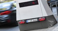 Blitzer-Anhänger dieser Art, dem sogenannten Enforcement Trailer, funktionieren mit Laser- bzw. Lidartechnologie. Man bemerkt einen Blitzer am kurz aufleuchtenden roten Licht. (Symbolbild)