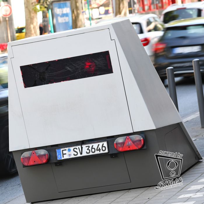 Blitzer-Anhänger dieser Art, dem sogenannten Enforcement Trailer, funktionieren mit Laser- bzw. Lidartechnologie. Man bemerkt einen Blitzer am kurz aufleuchtenden roten Licht. (Symbolbild)