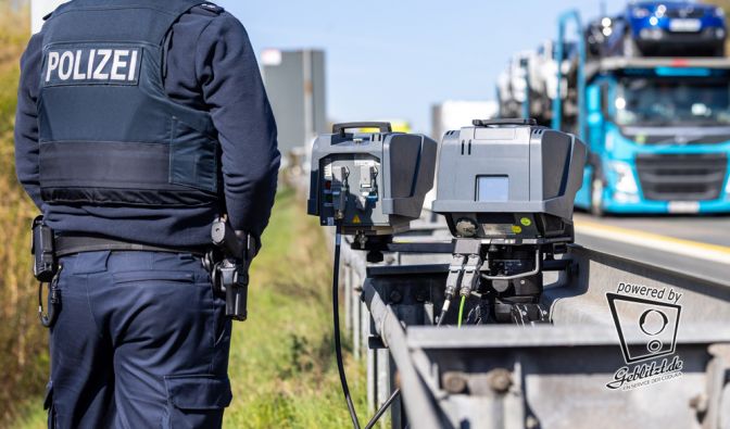 Bundesweit führt die Polizei regelmäßig Geschwindigkeitskontrollen durch. Seien Sie im Straßenverkehr stets wachsam. (Symbolbild)