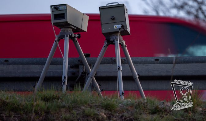 Auch hinter Leitplanken lauert manchmal das teure Blitzerfoto. Autofahrer sollten stets mit angepasstem Tempo fahren. (Symbolbild)