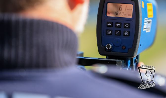 Ein paar km/h zu schnell und schon blitzt es. Radarkontrollen sind vielerorts Gang und Gebe und verägern regelmäßig die betroffenen Autofahrer. (Symbolbild)
