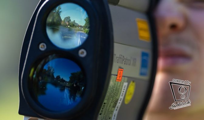 Augen auf im Straßenverkehr. Vorallem den Tacho sollten Autofahrer immer im Auge behalten. (Symbolbild)