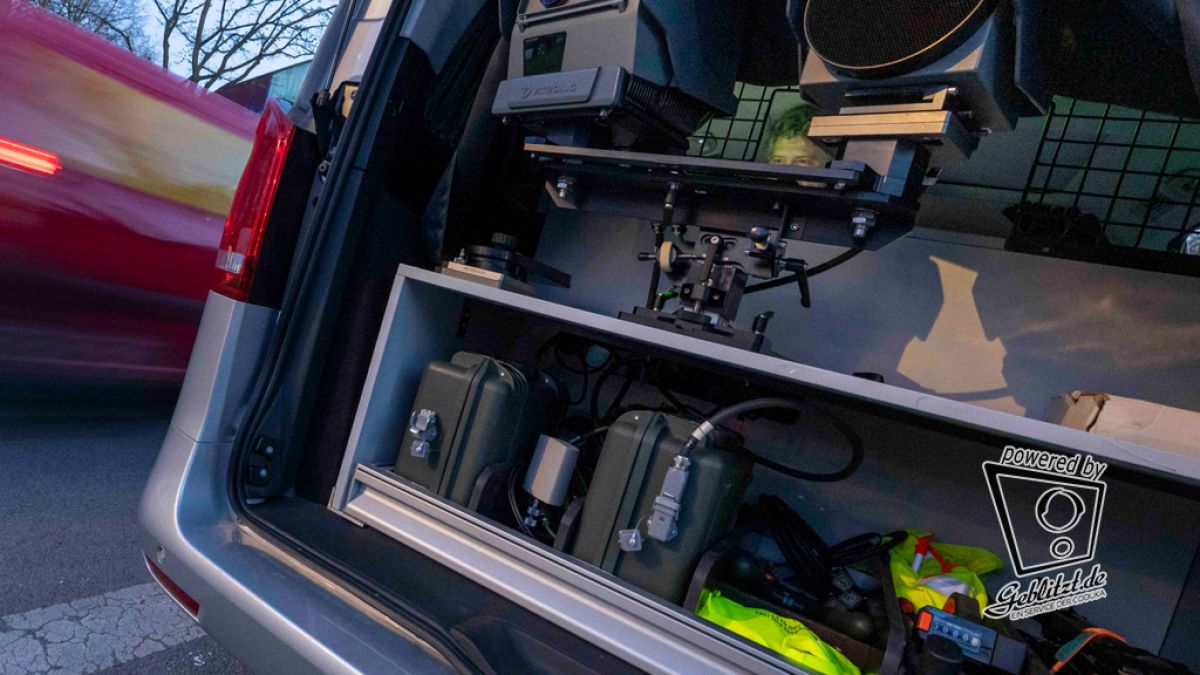 Die Möglichkeiten für mobile Blitzer sind vielfältig. Auch aus dem Rückraum von Polizeiwagen kann der rote Blitz kommen. (Symbolbild) (Foto)