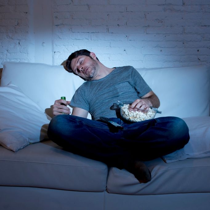Warum Einschlafen vor dem Fernseher den Schlaf massiv stört