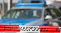 Eine Polizeiabsperrung vor einem Streifenwagen (Symbolbild).