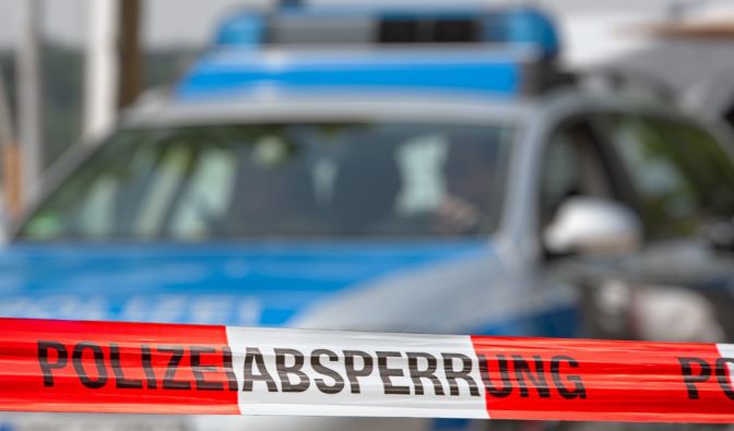 Eine Polizeiabsperrung vor einem Streifenwagen (Symbolbild).