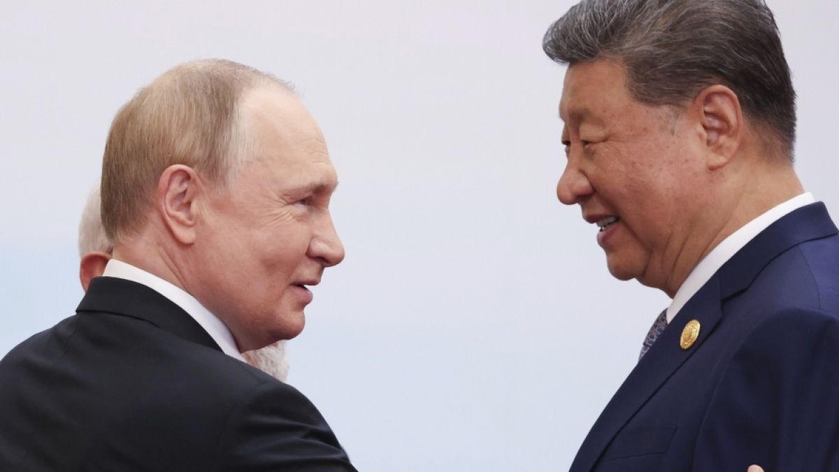 Wladimir Putin (links) sorgt mit einer besonders Handgeste für Wirbel. (Foto)