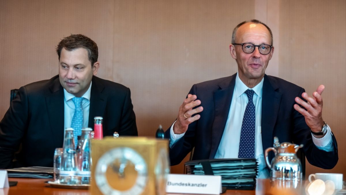 Die Koalition von Kanzler Merz (rechts) plant Neuerungen bei der Steuer und Rente. (Foto)