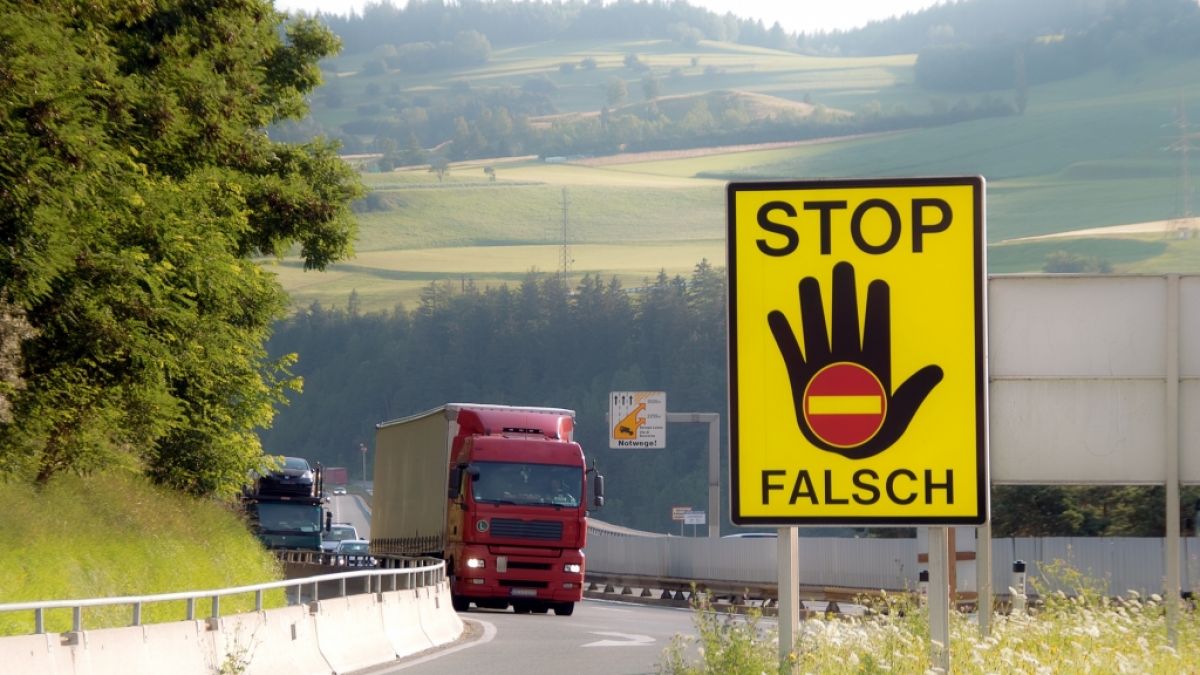 Geisterfahrer k&ouml;nnen auf Autobahnen schwerste Verkehrsunf&auml;lle verursachen (Symbolbild) (Foto)