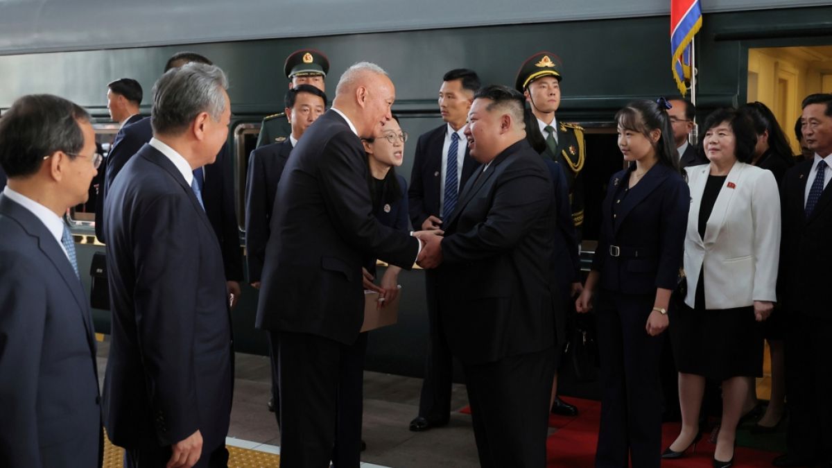 Nordkoreas Staatschef wird bei seiner Ankunft in China begrüßt - seine Teenie-Tochter Ju Ae folgt ihrem Vater wie ein Schatten. (Foto)