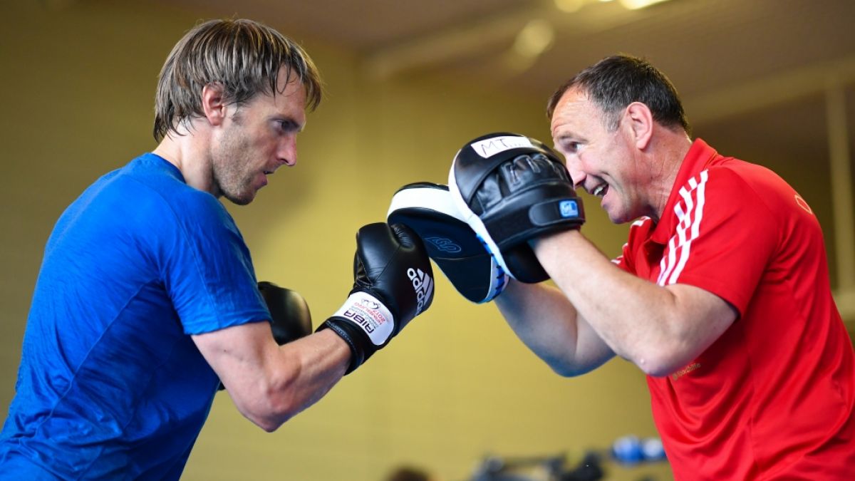 Box-Trainer Michael Timm (re.), hier mit Skirennfahrer Fritz Dopfer auf einem Foto von 2017, ist im Alter von 62 Jahren an Krebs gestorben. (Foto)