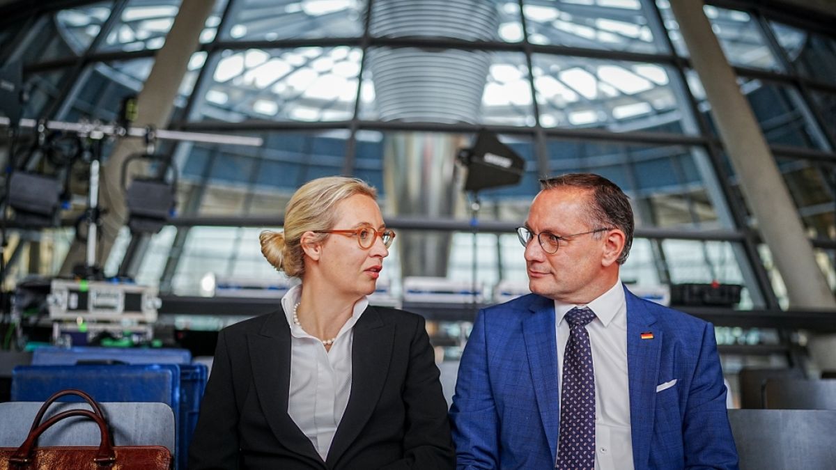 Die AfD-Vorsitzenden Alice Weidel und Tino Chrupalla rücken in aktuellen Umfragen immer mehr an die Union heran. (Foto)