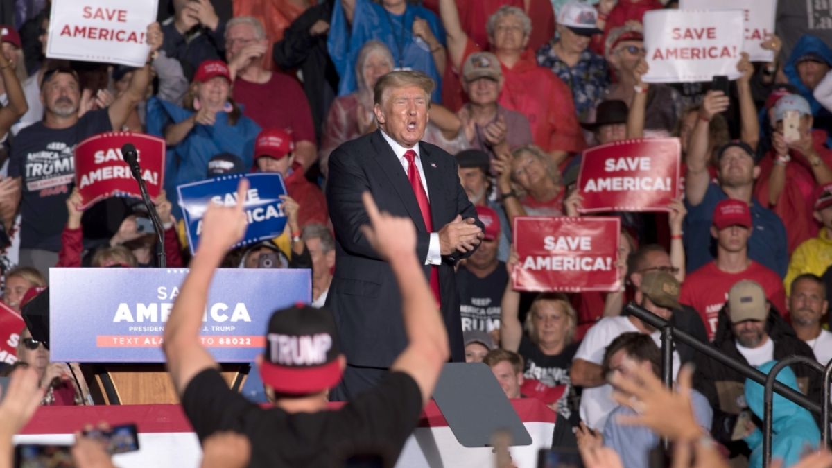 US-Pr&auml;sident Donald Trump h&auml;lt eine Rede bei einer Veranstaltung im Norden Alabamas. Er wird von Tausenden von Anh&auml;ngern gefeiert. (Foto)