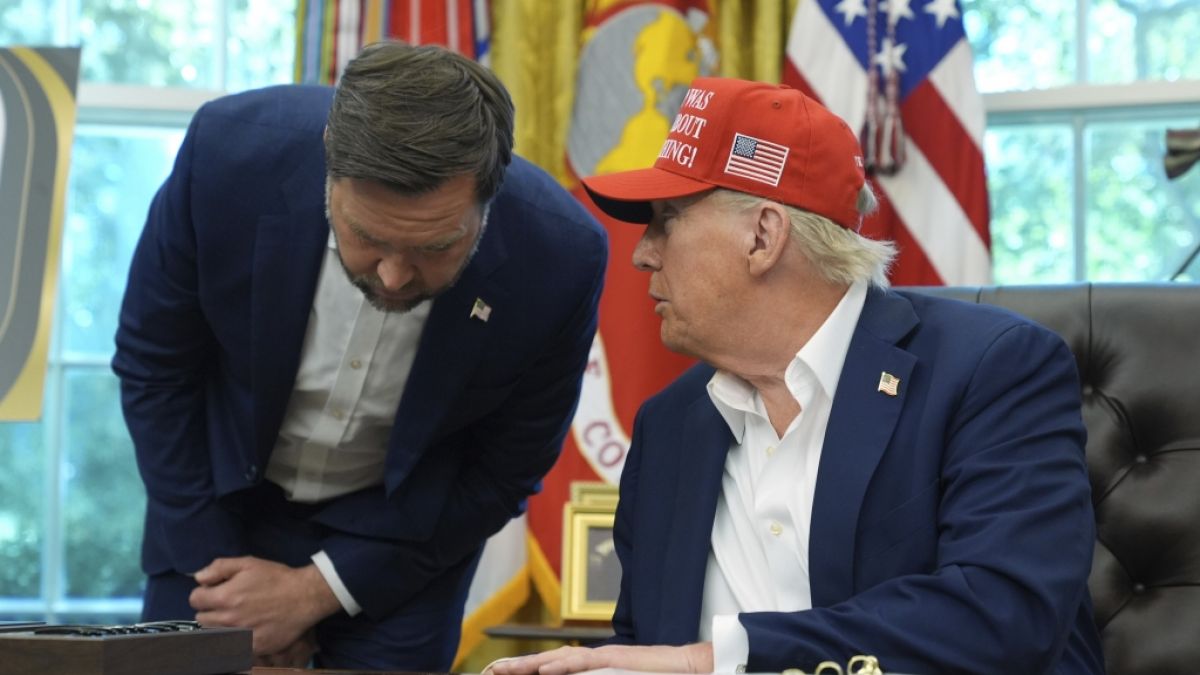 J.D. Vance im Gespräch mit Donald Trump: Der US-Vize weiß Interessantes über den Schlafrythmus des Präsidenten zu berichten. (Foto)