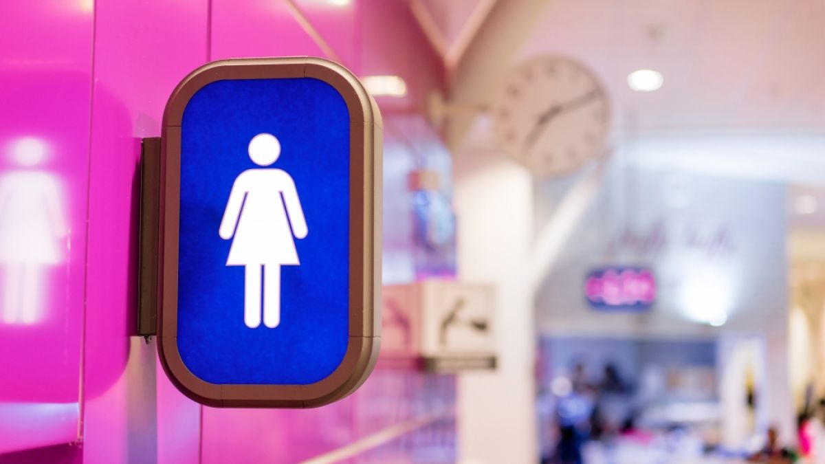 Was tun, wenn die &ouml;ffentliche Toilette sehr unsauber ist? Eine Expertin r&auml;t vom Stehpinkeln ab. (Foto)