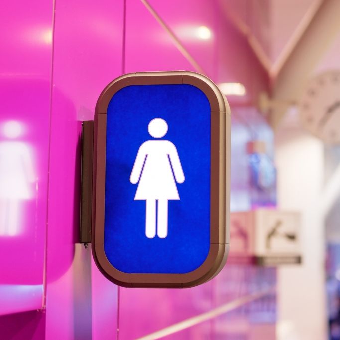 Ist Stehpinkeln für Frauen ungesund? Eine Gynäkologin klärt auf