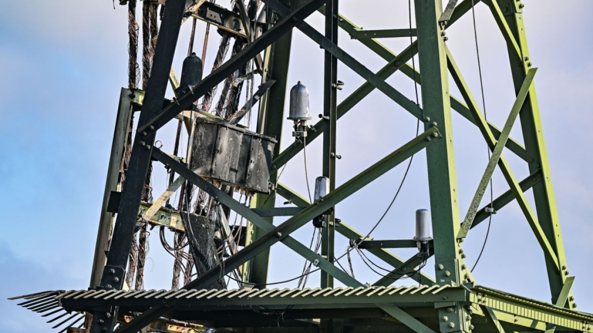 Großflächiger Stromausfall heute - in Berlin hat mal wieder ein Strommast gebrannt (Archivbild) (Foto)