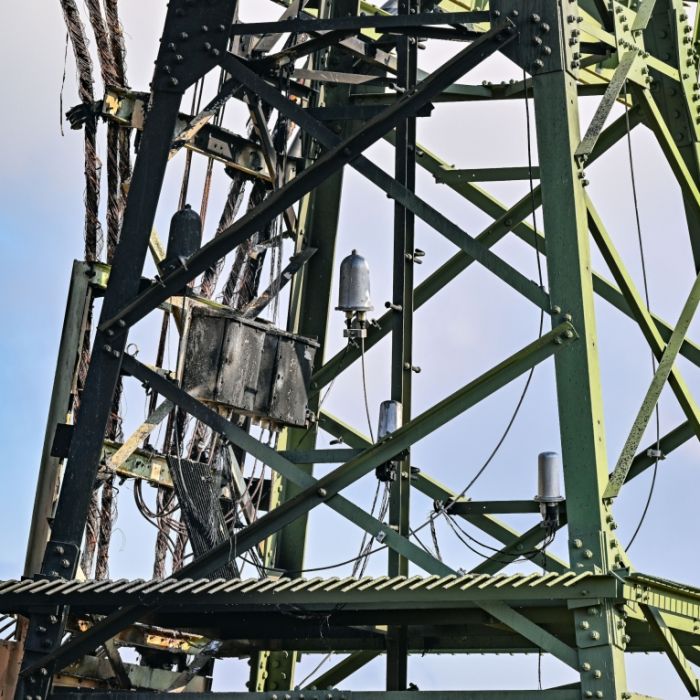 Tausende immer noch ohne Strom - Polizei geht von Brandanschlag aus