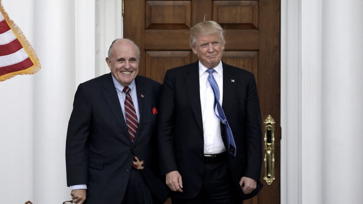 Das Archivfoto zeigt Donald Trump und Rudy Giuliani im Jahr 2016. (Foto)