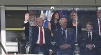 US-Präsident Donald Trump winkt während des zweiten Innings eines Baseballspiels zwischen den New York Yankees und den Detroit Tigers.