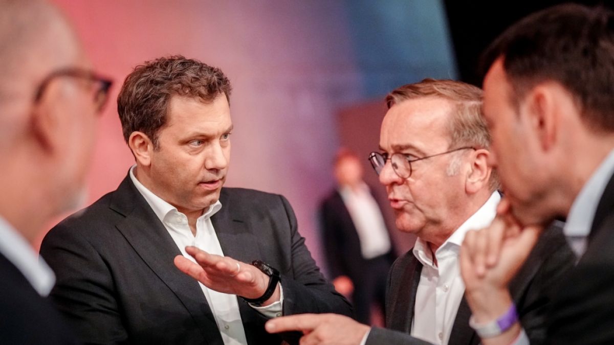 Finanzminister Lars Klingbeil streicht die Ukraine-Hilfe zusammen. Verteidigungsminister Boris Pistorius dürfte das nicht gefallen. (Foto)