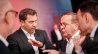 Finanzminister Lars Klingbeil streicht die Ukraine-Hilfe zusammen. Verteidigungsminister Boris Pistorius dürfte das nicht gefallen.