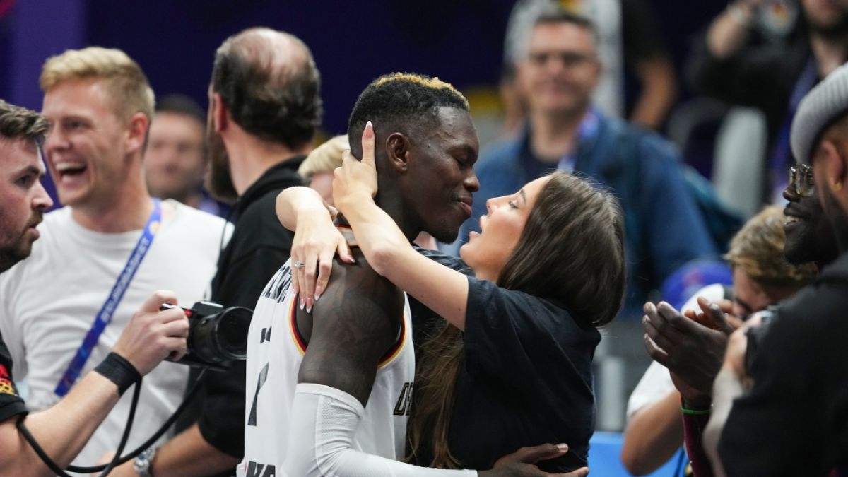 Immer an Dennis Schröders Seite: Frau Ellen. (Foto)