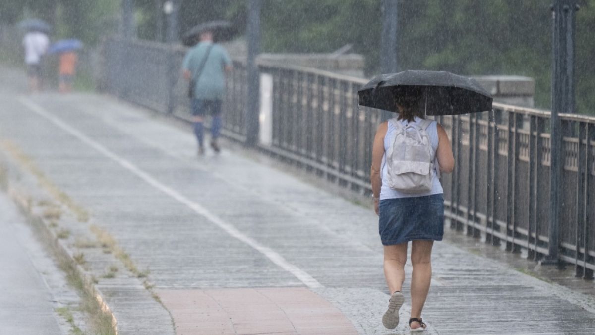 Der DWD hat eine Warnung vor Regen herausgegeben (Symbolbild). (Foto)